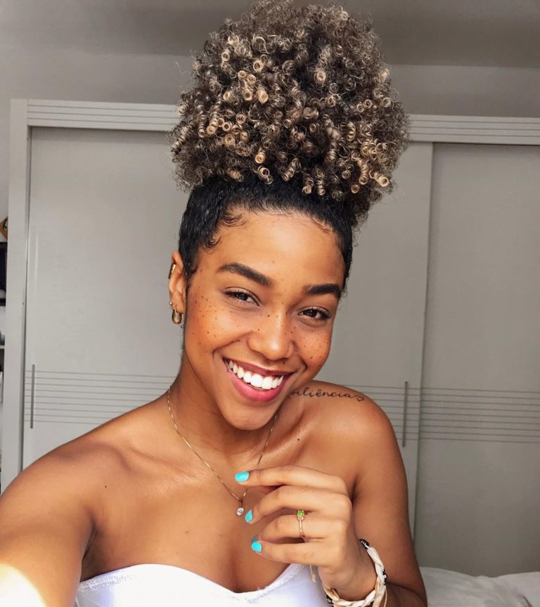 Penteados afros: 80 fotos cheias de estilo e significado para arrasar