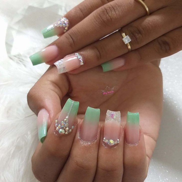 unhas de gel com pedras