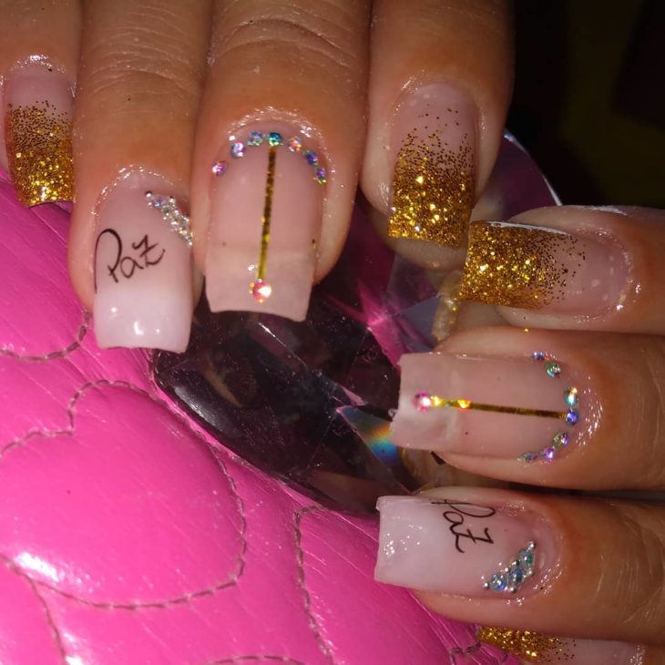 Featured image of post Fotos De Unha Em Gel Com Glitter Unhas art sticas francesinha inglesinha espanhola marmorizadas pel culas fotos fitilhos plush glitter caviar degrad a partir de r 1 00 por unha