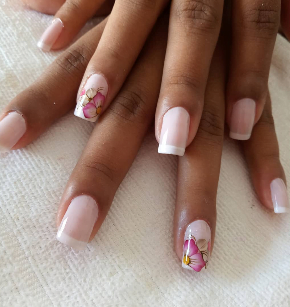 unhas decoradas com flores 139