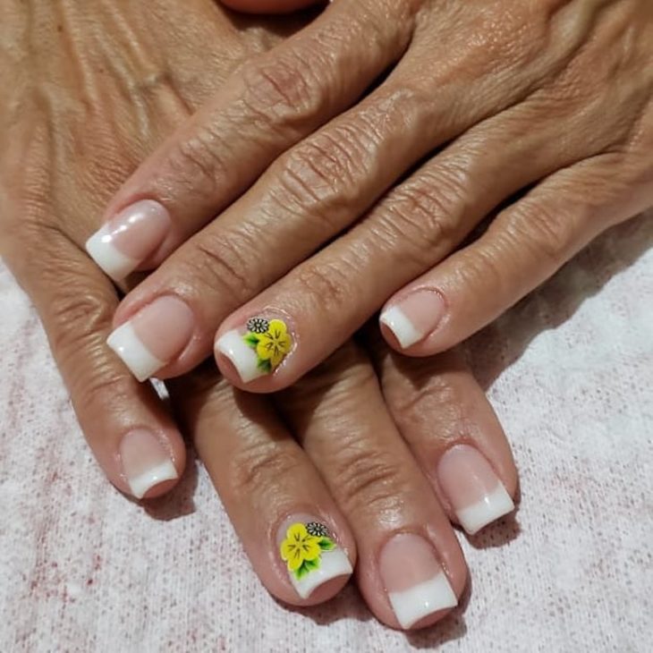 unhas decoradas com flores 142