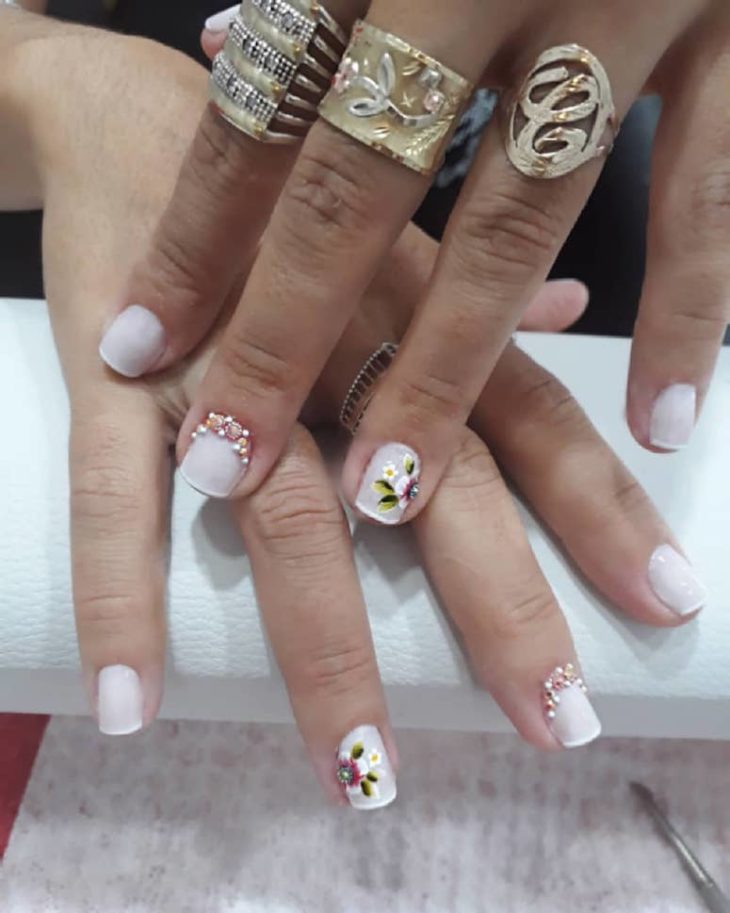 unhas decoradas com flores 143