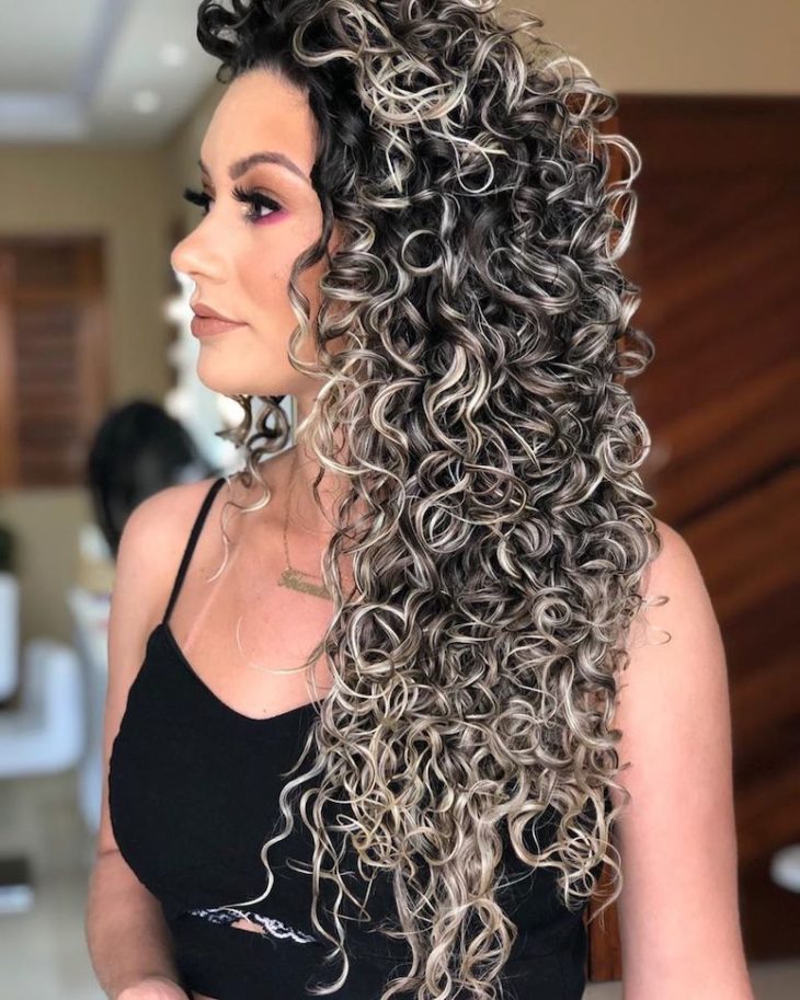 cabelo cacheado com luzes 134