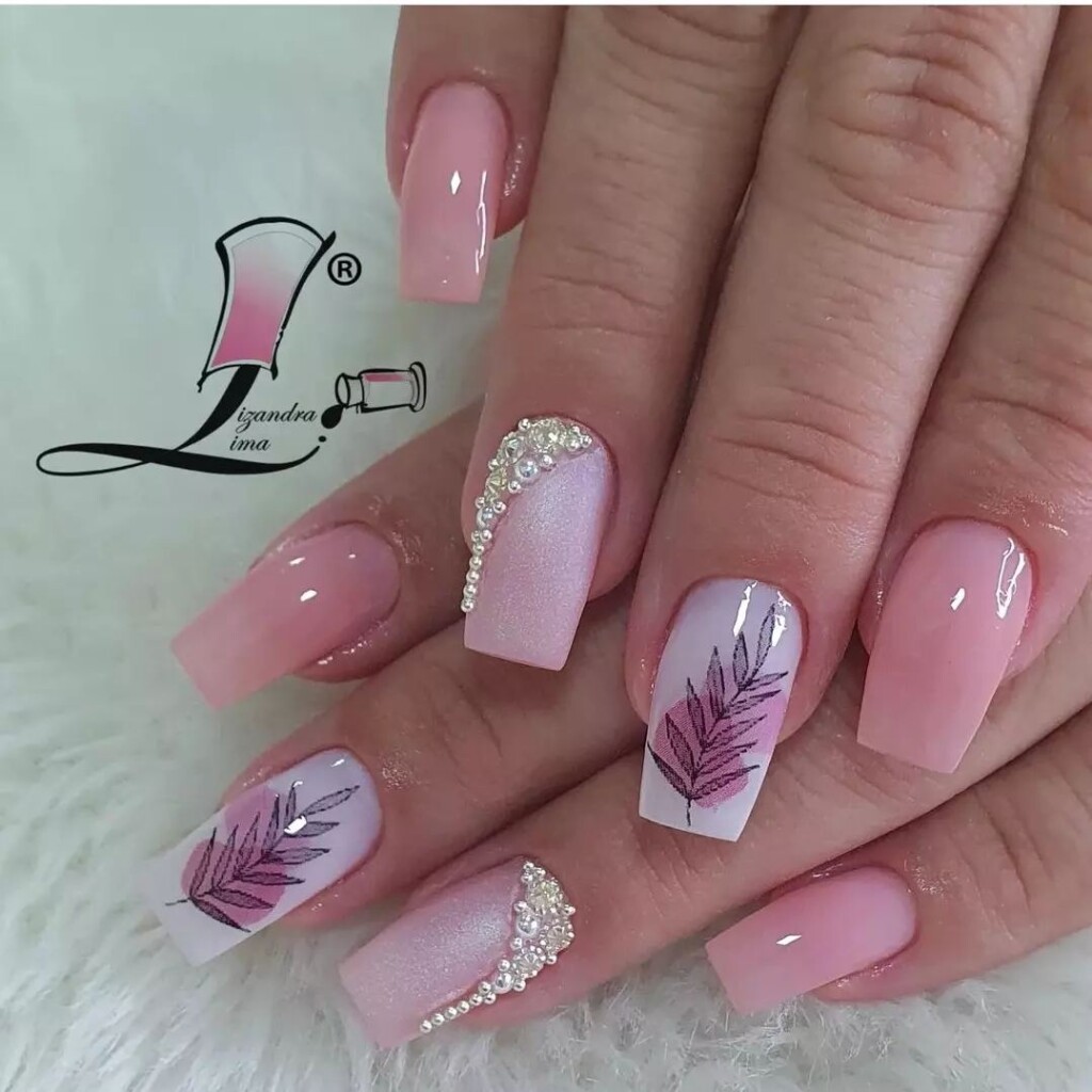 unhas de gel com pedras