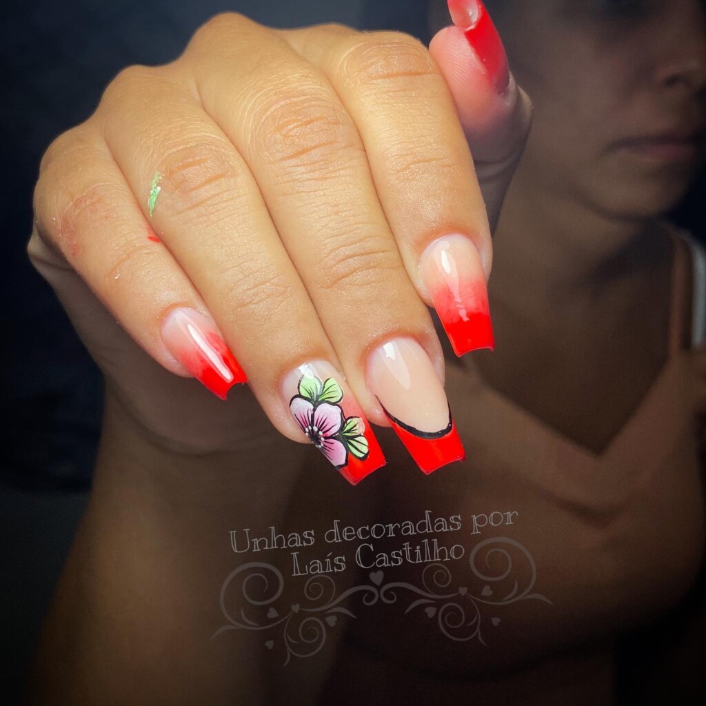 unhas vermelhas com adesivo