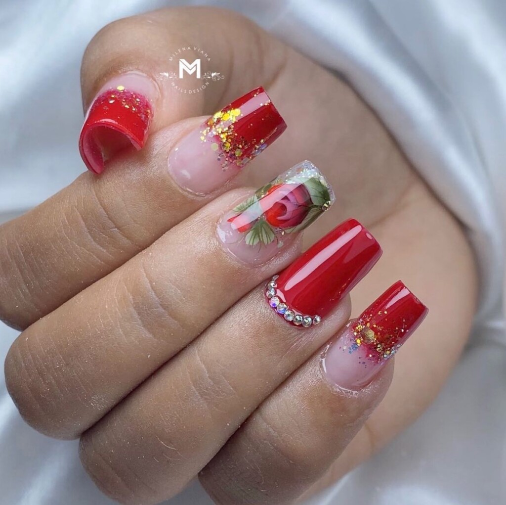 Unhas decoradas vermelhas com pedras