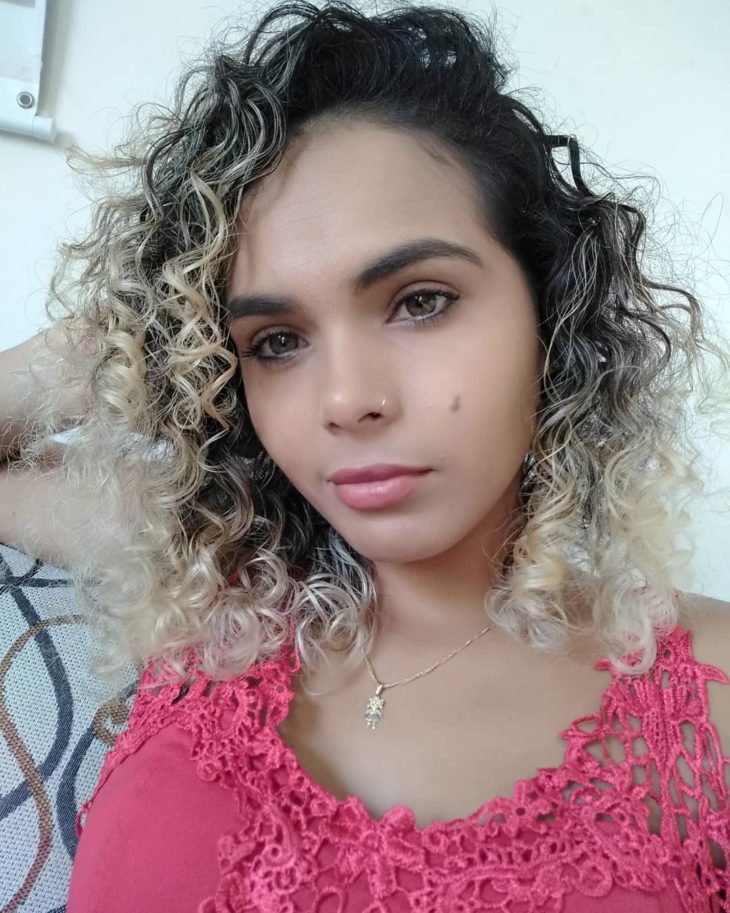 cabelo cacheado platinado 97