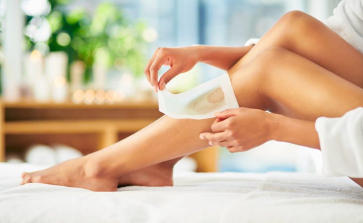 Depilação com cera: 7 dicas para um procedimento seguro e eficaz