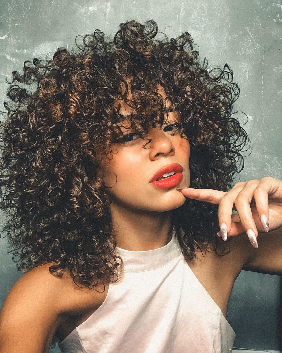 Cabelo cacheado com franja: dicas e inspirações para ficar mais poderosa