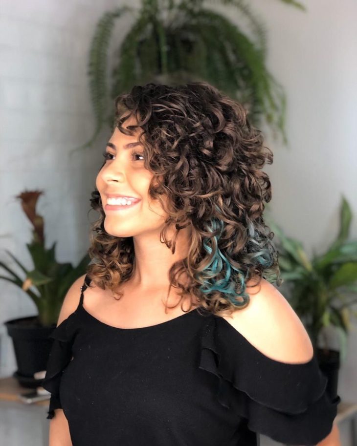 cabelo cacheado com franja 73