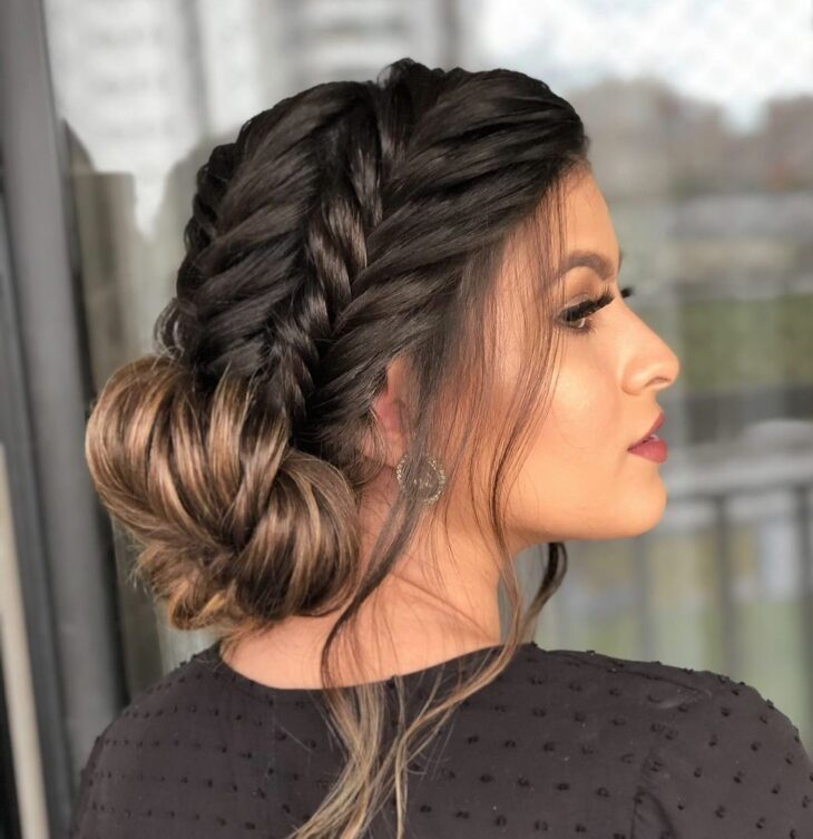 Trança lateral: 30 fotos + tutoriais desse penteado atemporal e chique