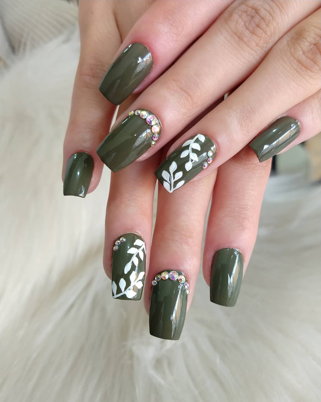 Esmalte verde militar: 35 ideias e tutoriais para unhas incríveis