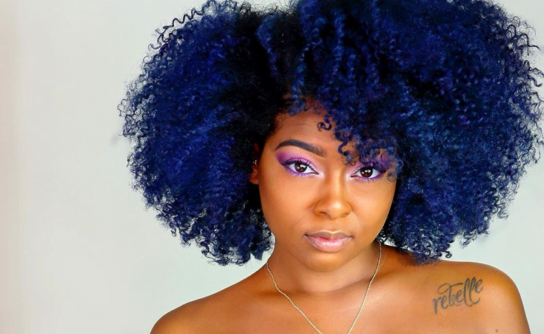 60 fotos de cabelo cacheado azul que vão encher seus fios de vida