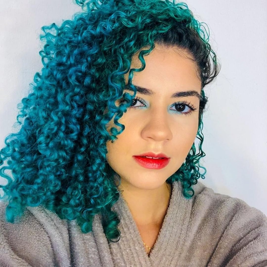 Cabelo cacheado azul: 60 fotos e como pintar os fios com essa linda cor