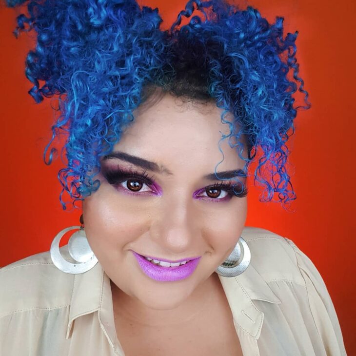 Cabelo cacheado azul 82