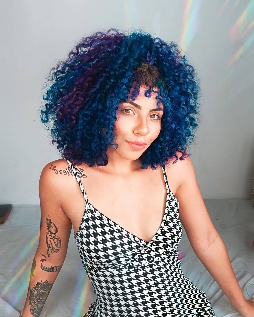 Cabelo cacheado azul: 60 fotos e como pintar os fios com essa linda cor