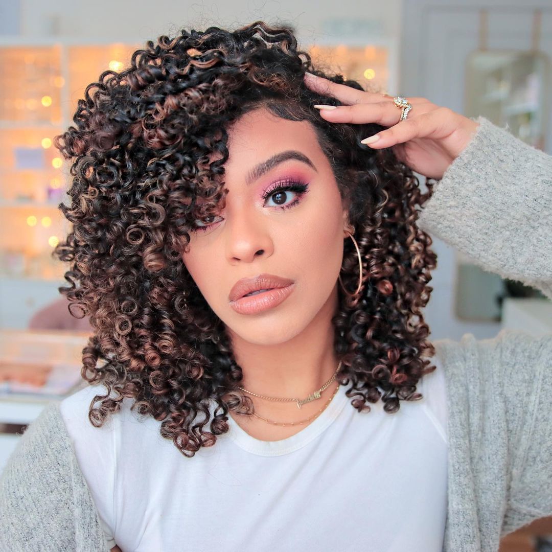 Cabelo cacheado médio: fotos e tutorais que vão te ajudar a aderir o estilo