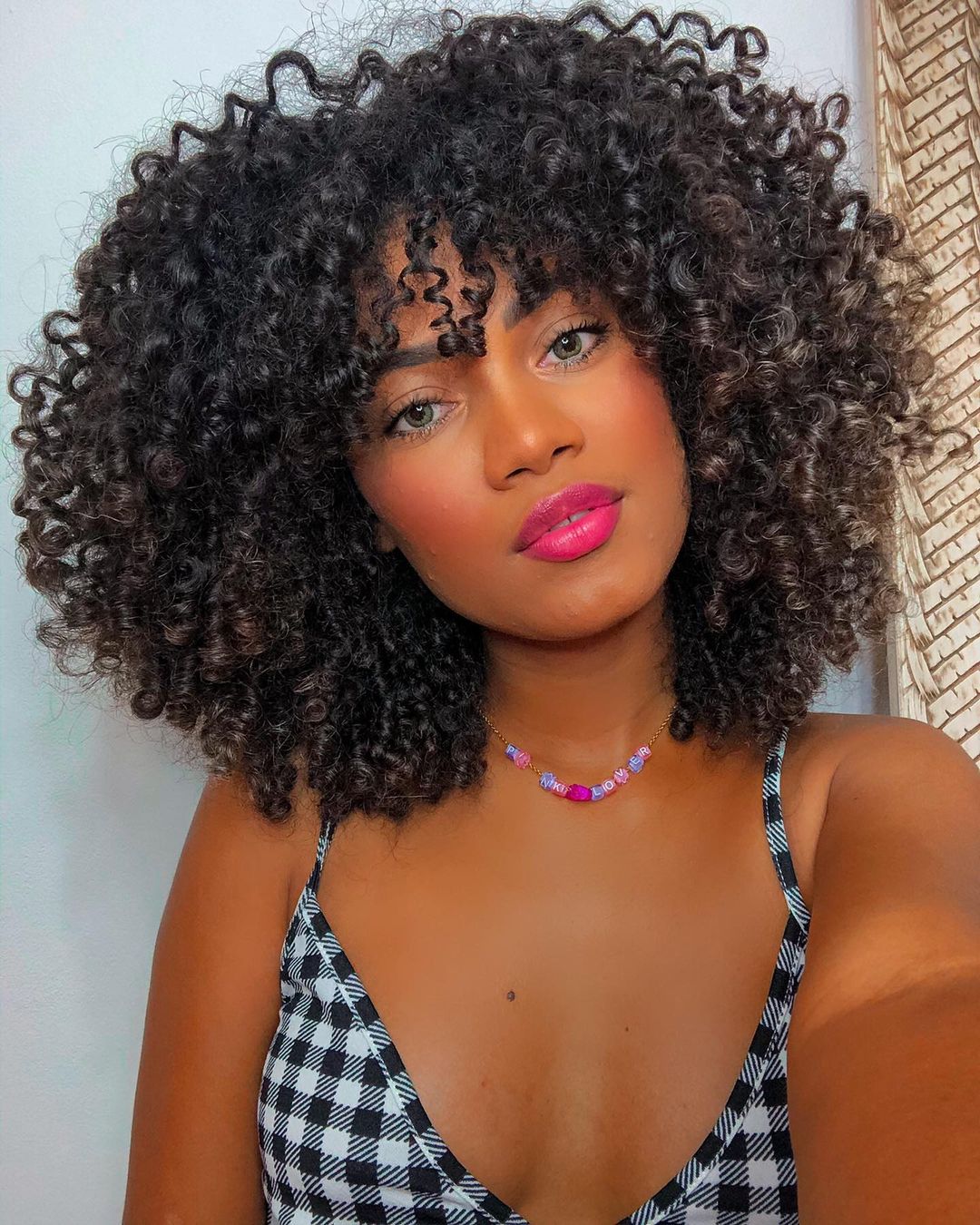 Cabelo cacheado médio: fotos e tutorais que vão te ajudar a aderir o estilo