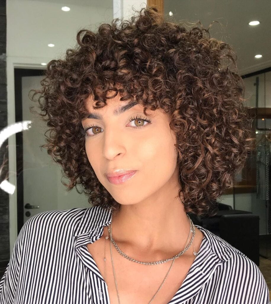 Cabelo cacheado médio: fotos e tutorais que vão te ajudar a aderir o estilo