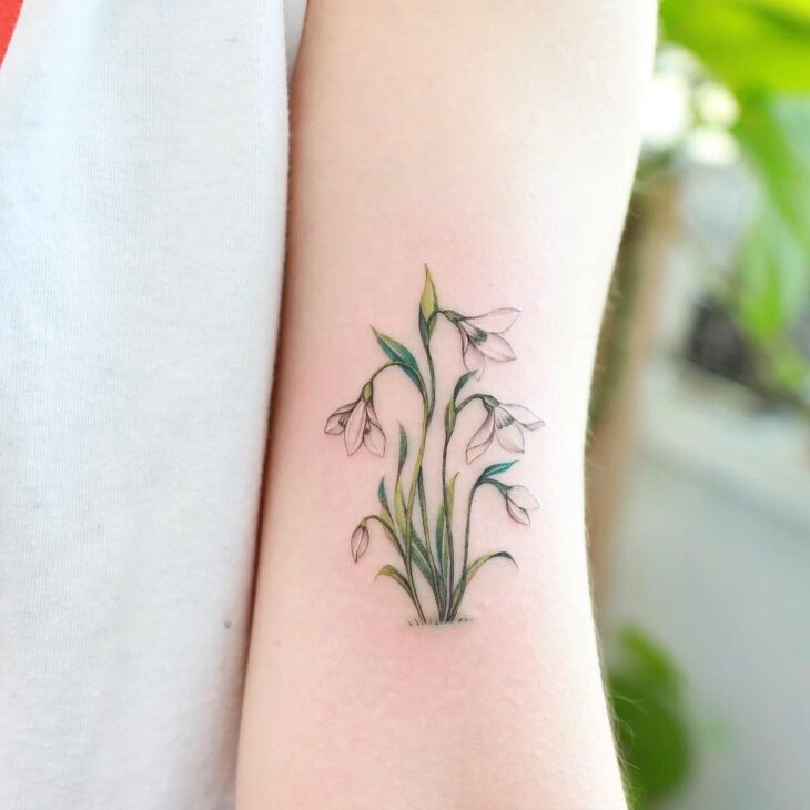 Tatuagem de flor pequena 6