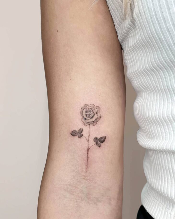 Tatuagem de flor pequena 81