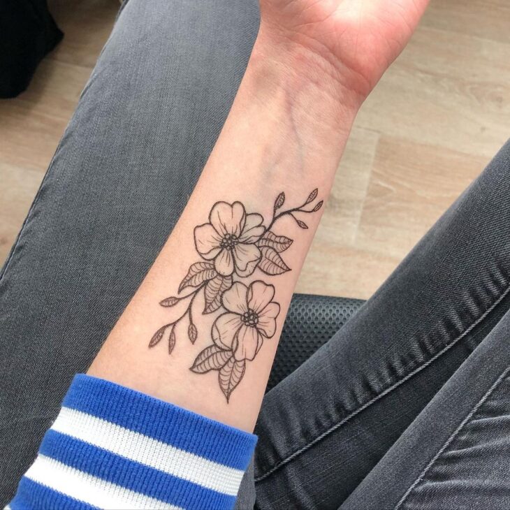 Tatuagem de flor pequena 12