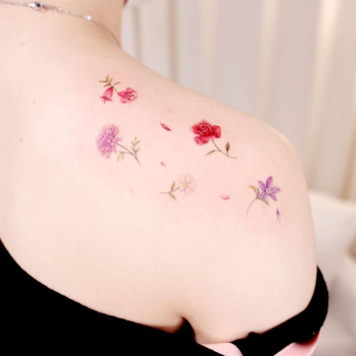 Tatuagem de flor pequena 70