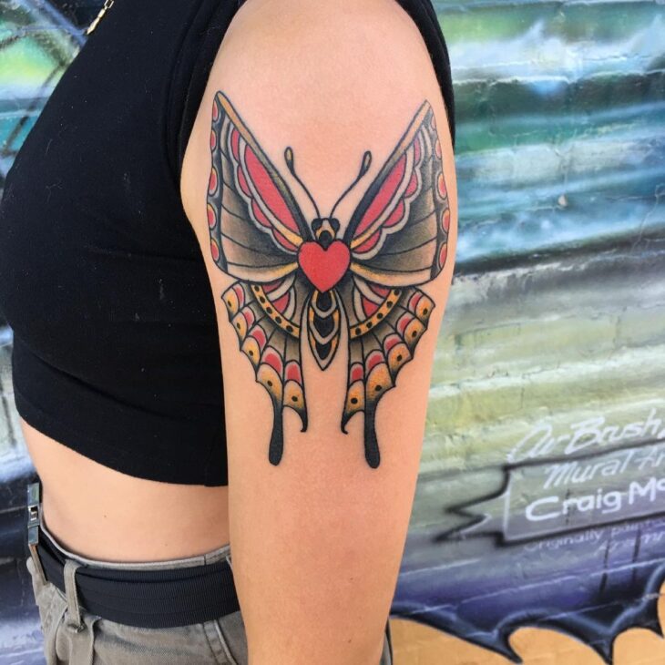 tatuagem feminina de borboleta no ombro