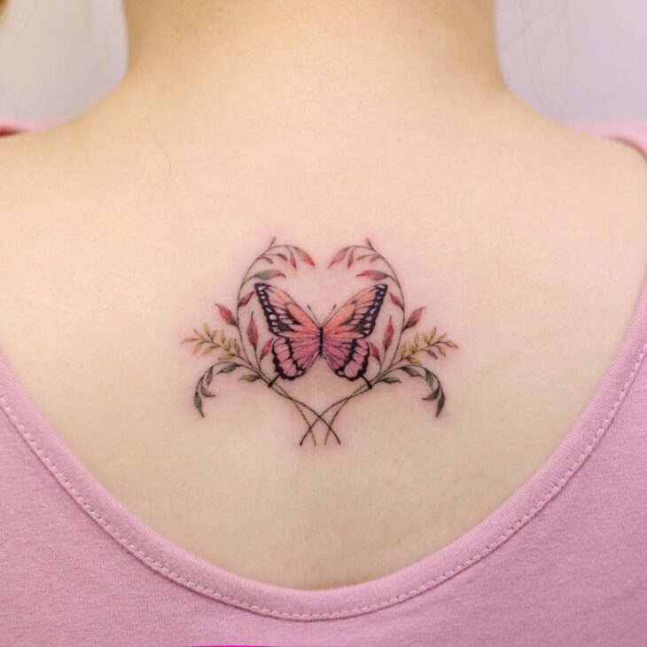 tatuagem nas costas de borboleta