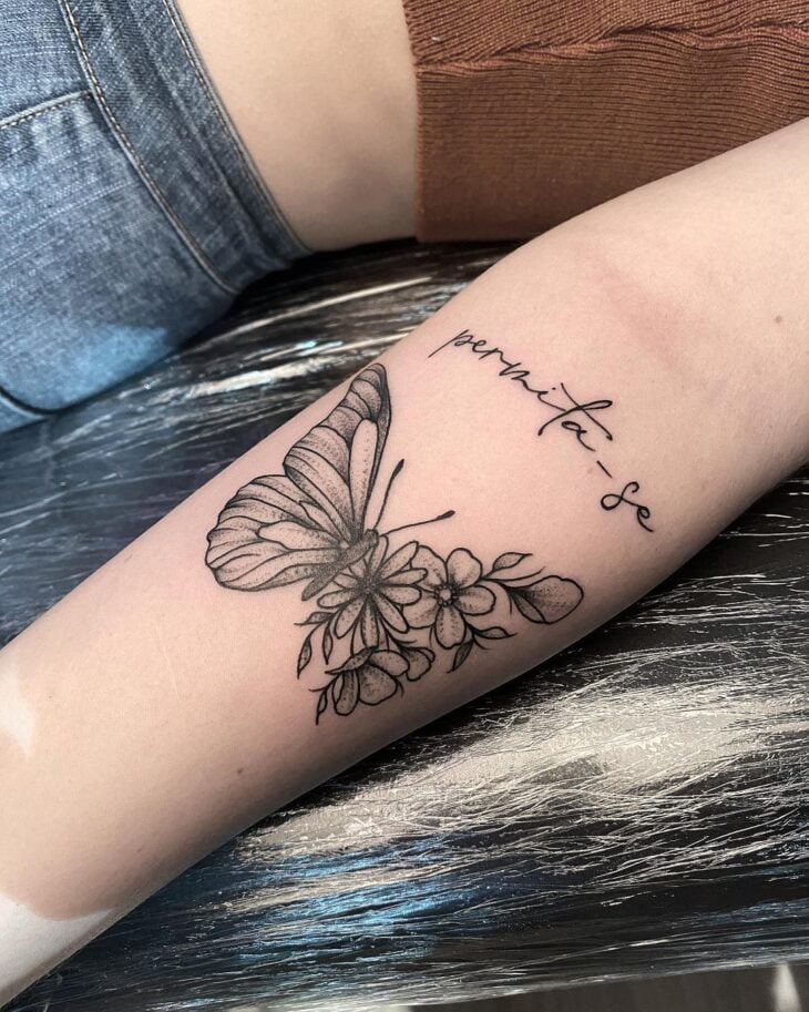 tatuagem com frase e borboleta