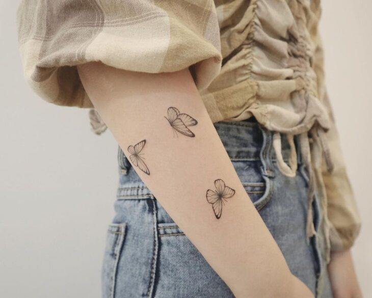 tatuagem de borboleta minimalista