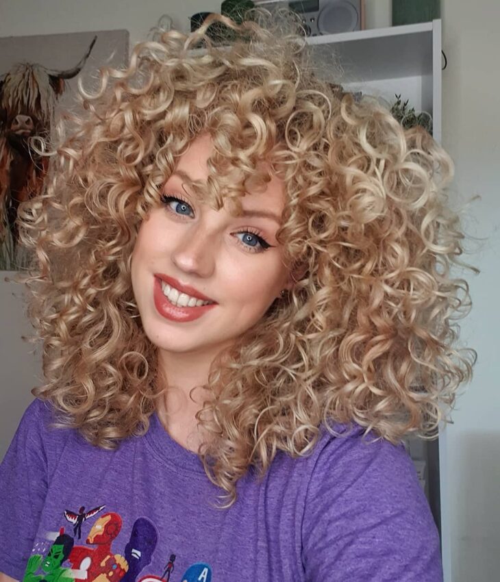 Cabelo cacheado loiro 107