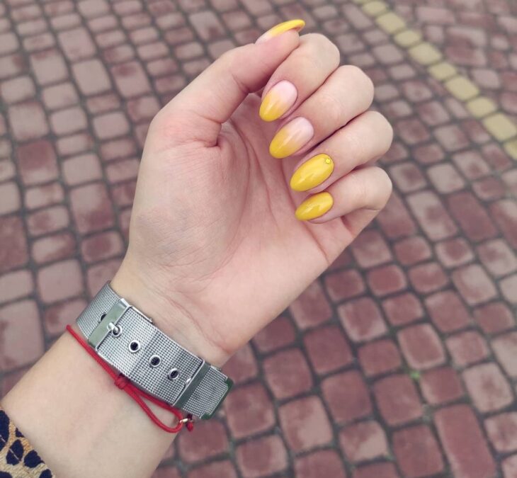 esmalte amarelo 77