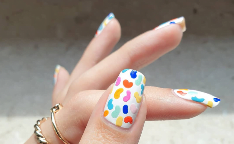 60 ideias de unhas brancas decoradas e tutoriais para inovar com estilo