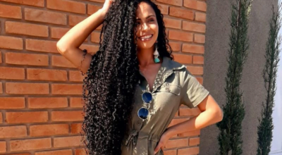 40 fotos de cabelo cacheado preto que mostram a versatilidade da cor