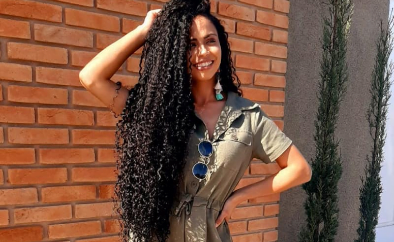 40 fotos de cabelo cacheado preto que mostram a versatilidade da cor