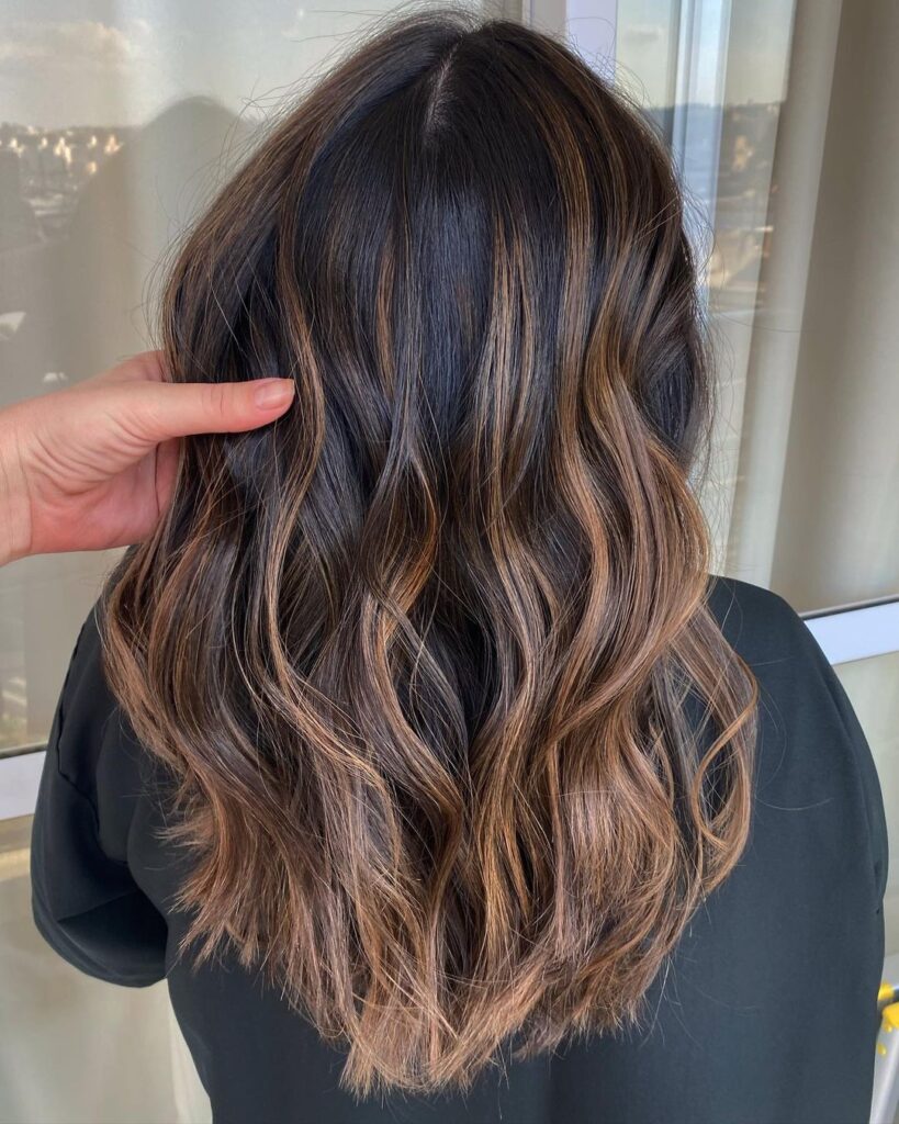 Cabelo preto com luzes: 50 fotos incríveis para te inspirar