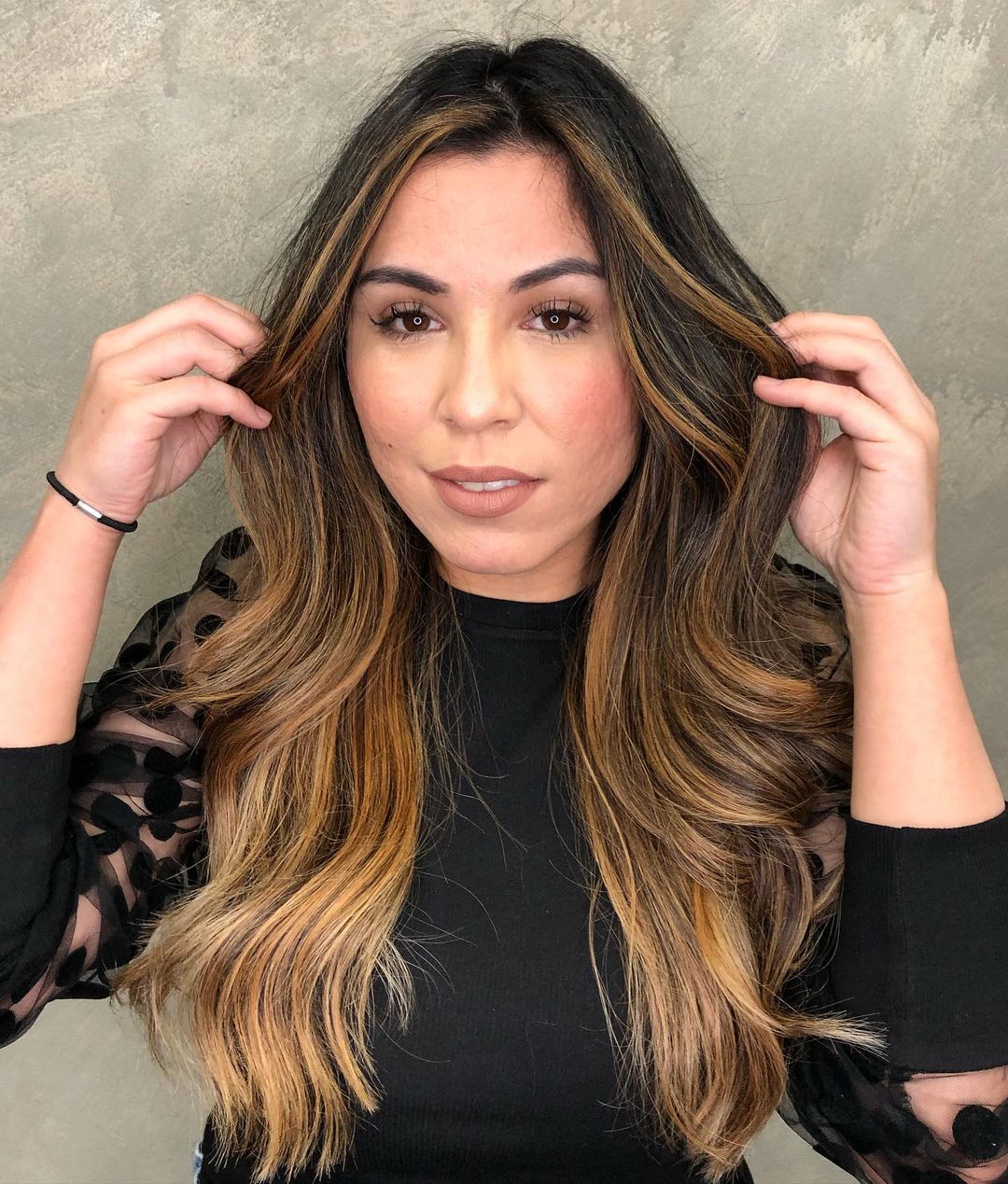 Cabelo preto com luzes: 50 fotos incríveis para te inspirar