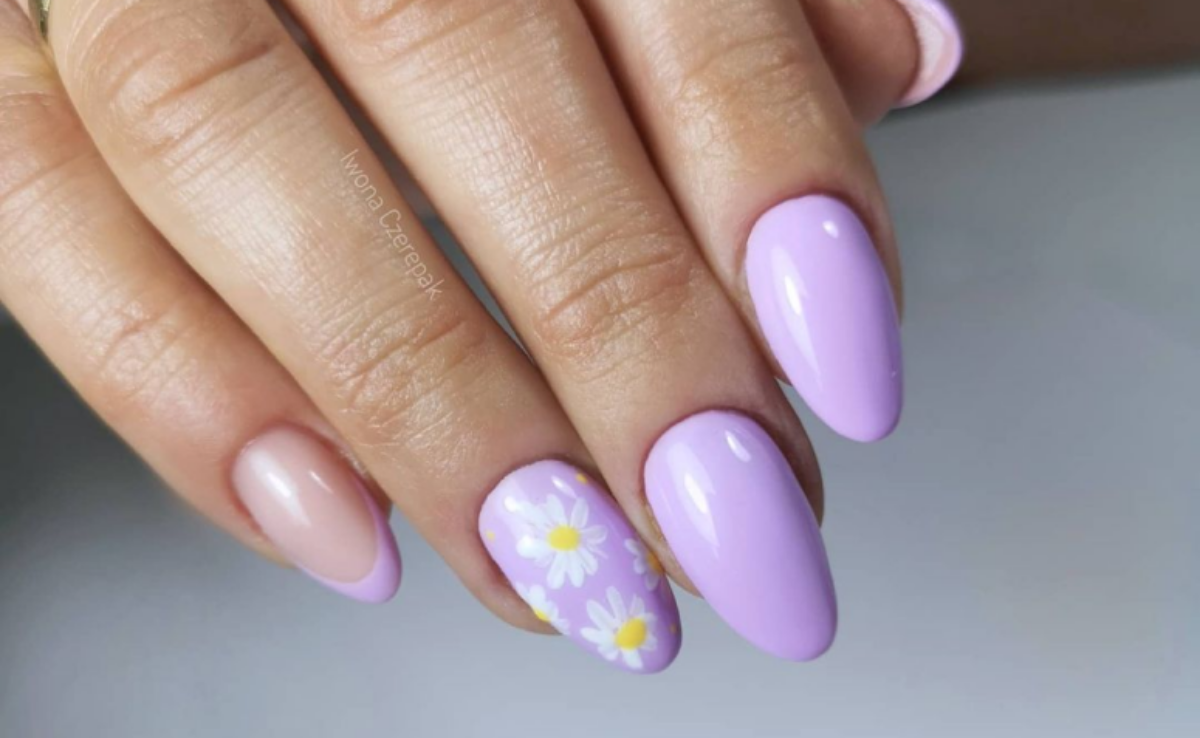 Esmalte lilás com flores