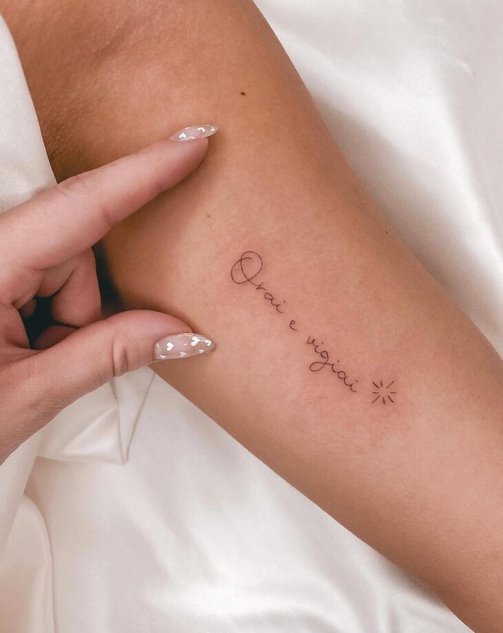 Tatuagens de borboleta minimalistas para mulheres que evoluíram e