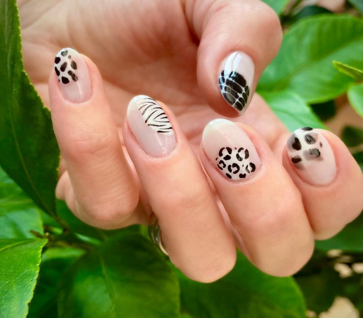 unhas decoradas em preto e branco 99