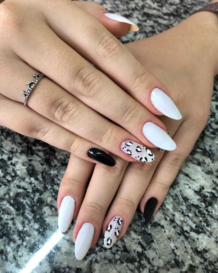 unhas decoradas em preto e branco 76