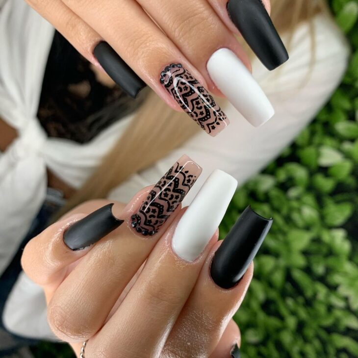 unhas decoradas em preto e branco 82