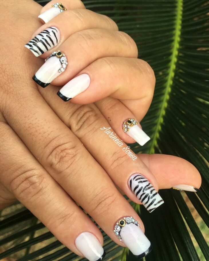 unhas decoradas em preto e branco 83