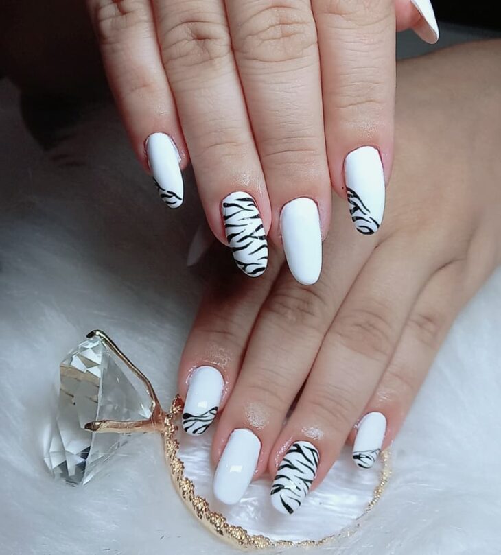 unhas decoradas em preto e branco 84