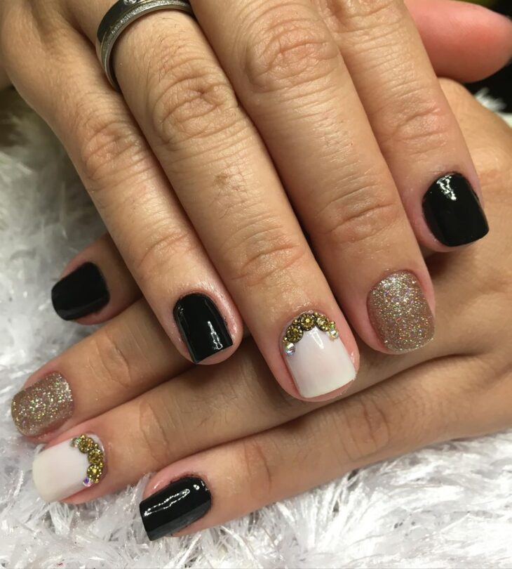 unhas decoradas em preto e branco 89