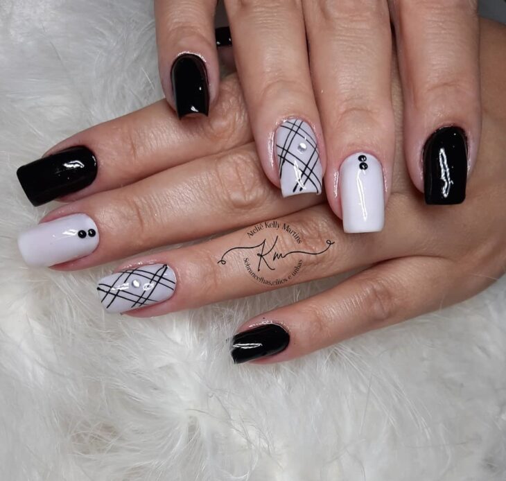 unhas decoradas em preto e branco 103