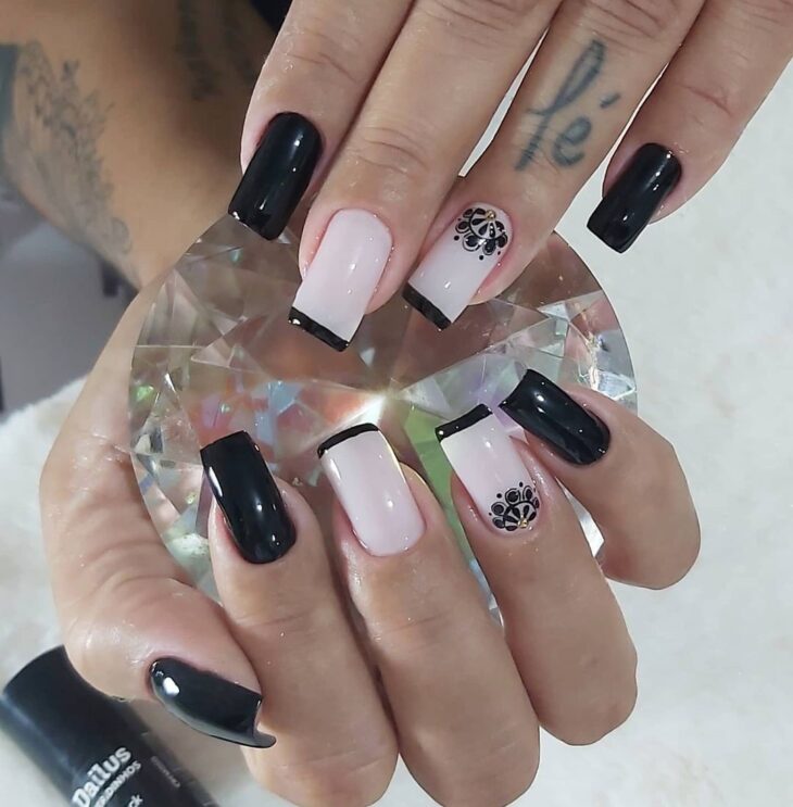 unhas decoradas em preto e branco 104