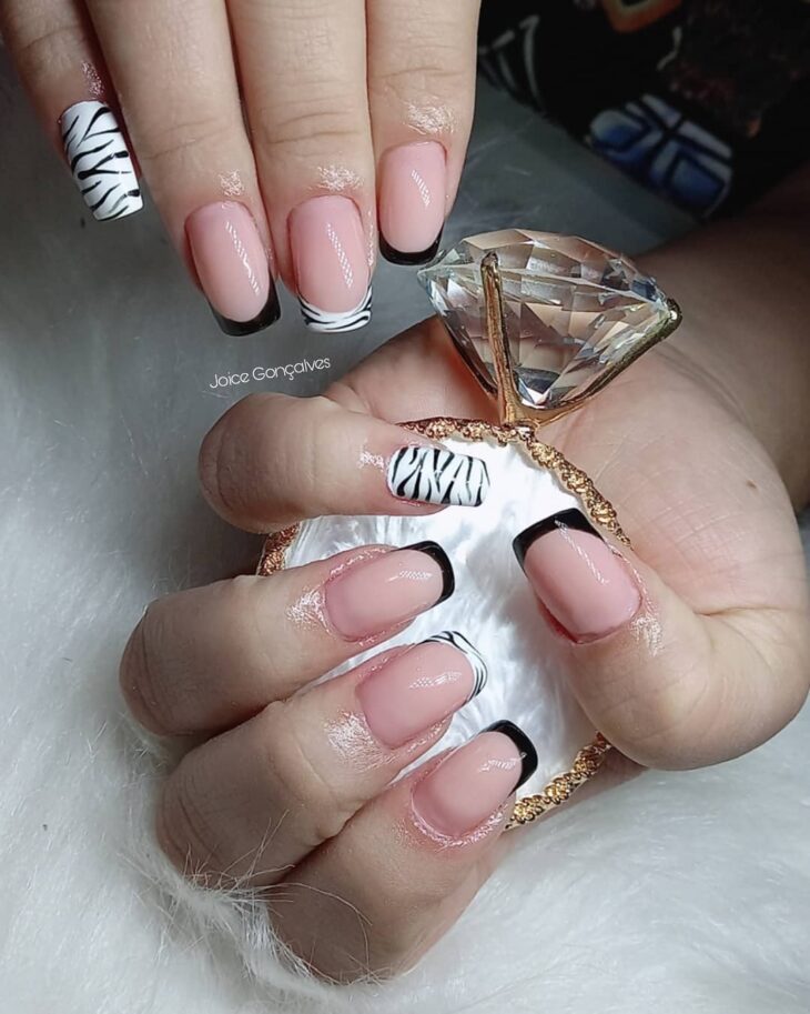 unhas decoradas em preto e branco 106