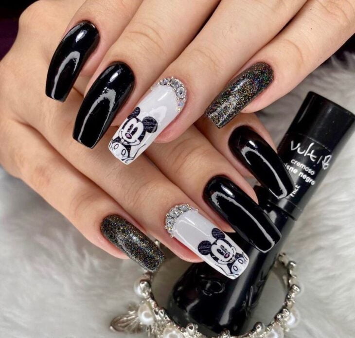 unhas decoradas em preto e branco 107